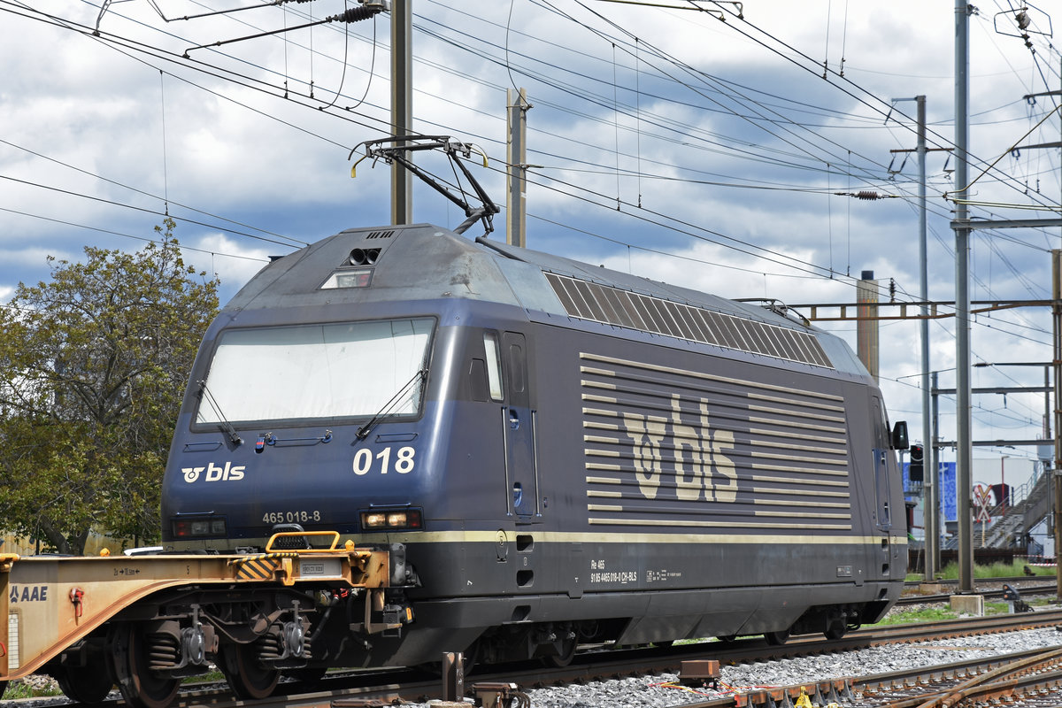 Re 465 018-8 durchfährt den Bahnhof Pratteln. Die Aufnahme stammt vom 09.05.2019.