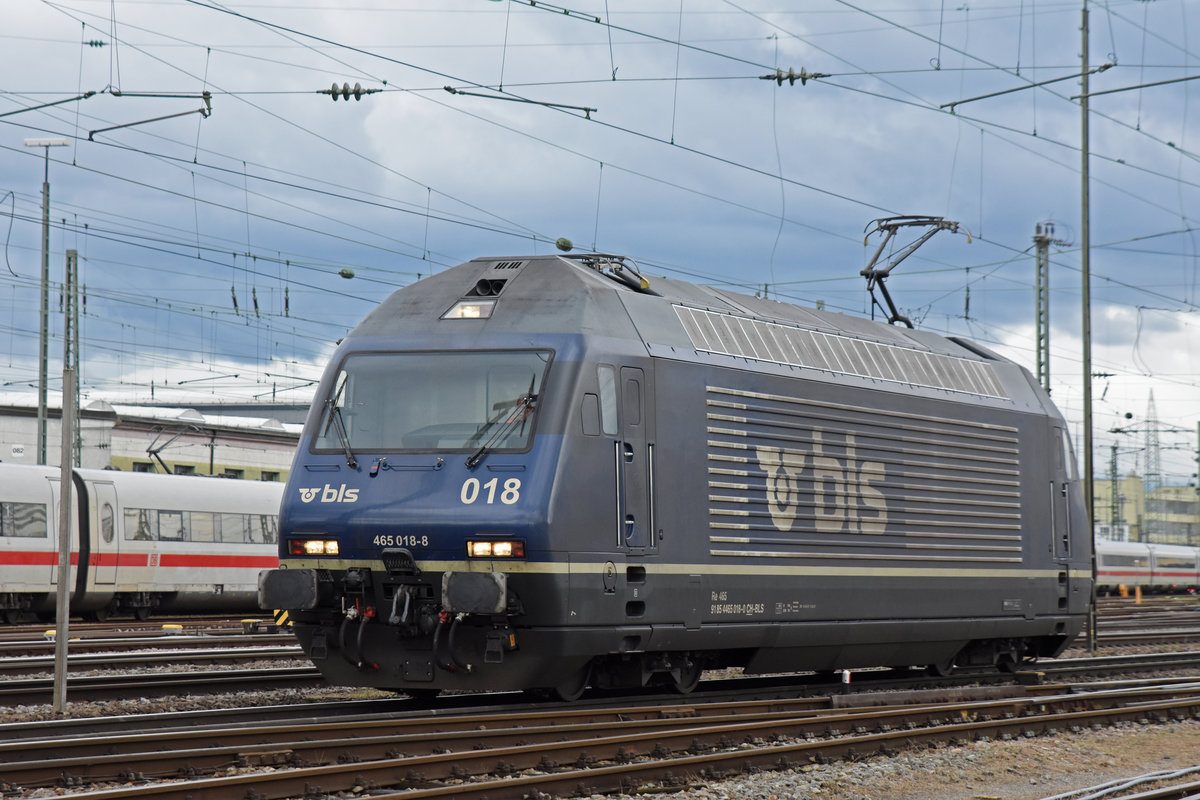 Re 465 018-8 verlässt die Abstellanlage beim badischen Bahnhof. Die Aufnahme stammt vom 07.11.2019.