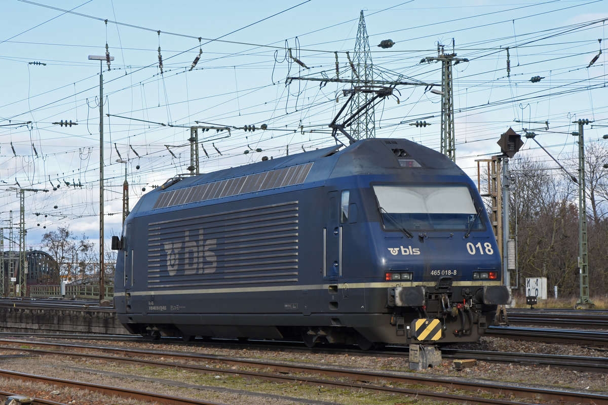 Re 465 018-8 wird in der Abstellanlage beim badischen Bahnhof abgestellt.Die Aufnahme stammt vom 10.01.2020.