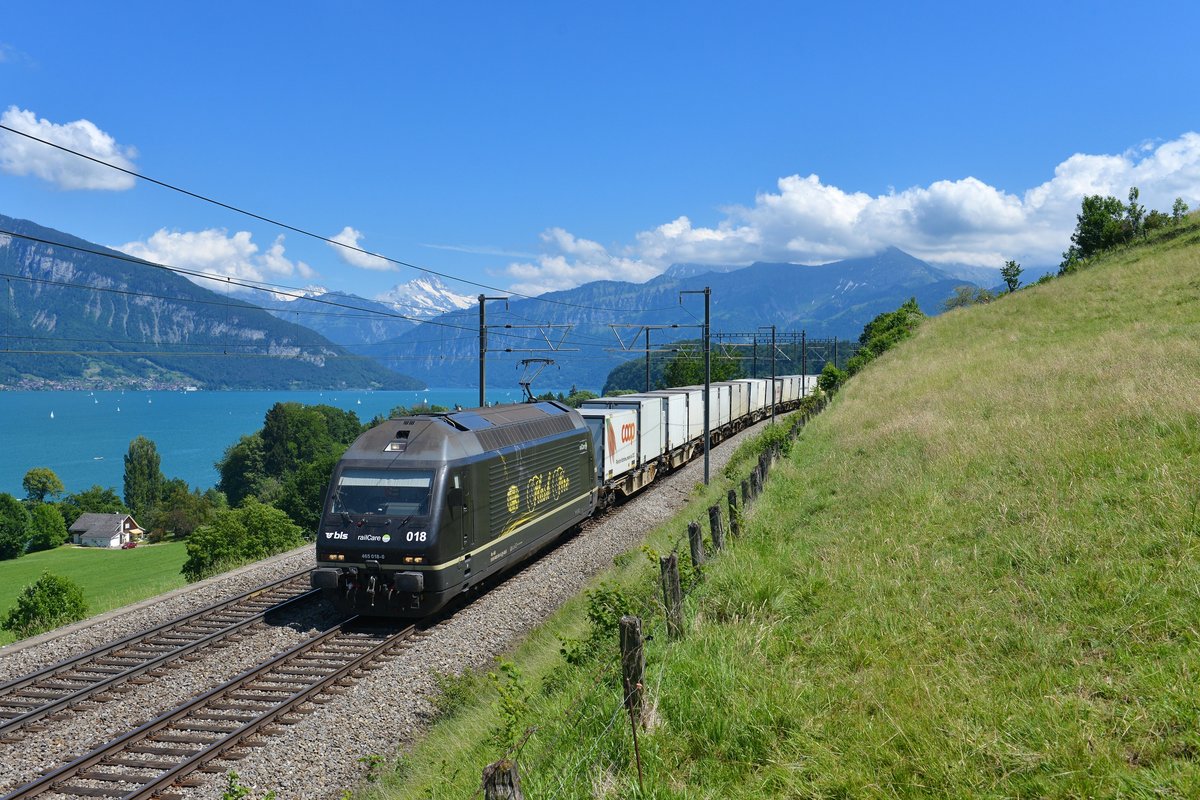 Re 465 018 mit einem Containerzug am 10.06.2017 bei Einigen. 