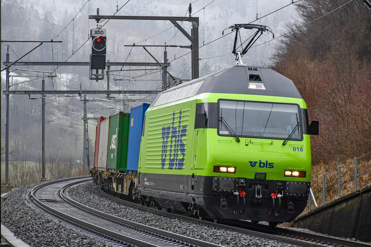 Re 465 018, R3 12.03.2021, ist bei Schinznach-Dorf in Richtung Brugg AG unterwegs, aufgenommen am Morgen des 17.03.2021.