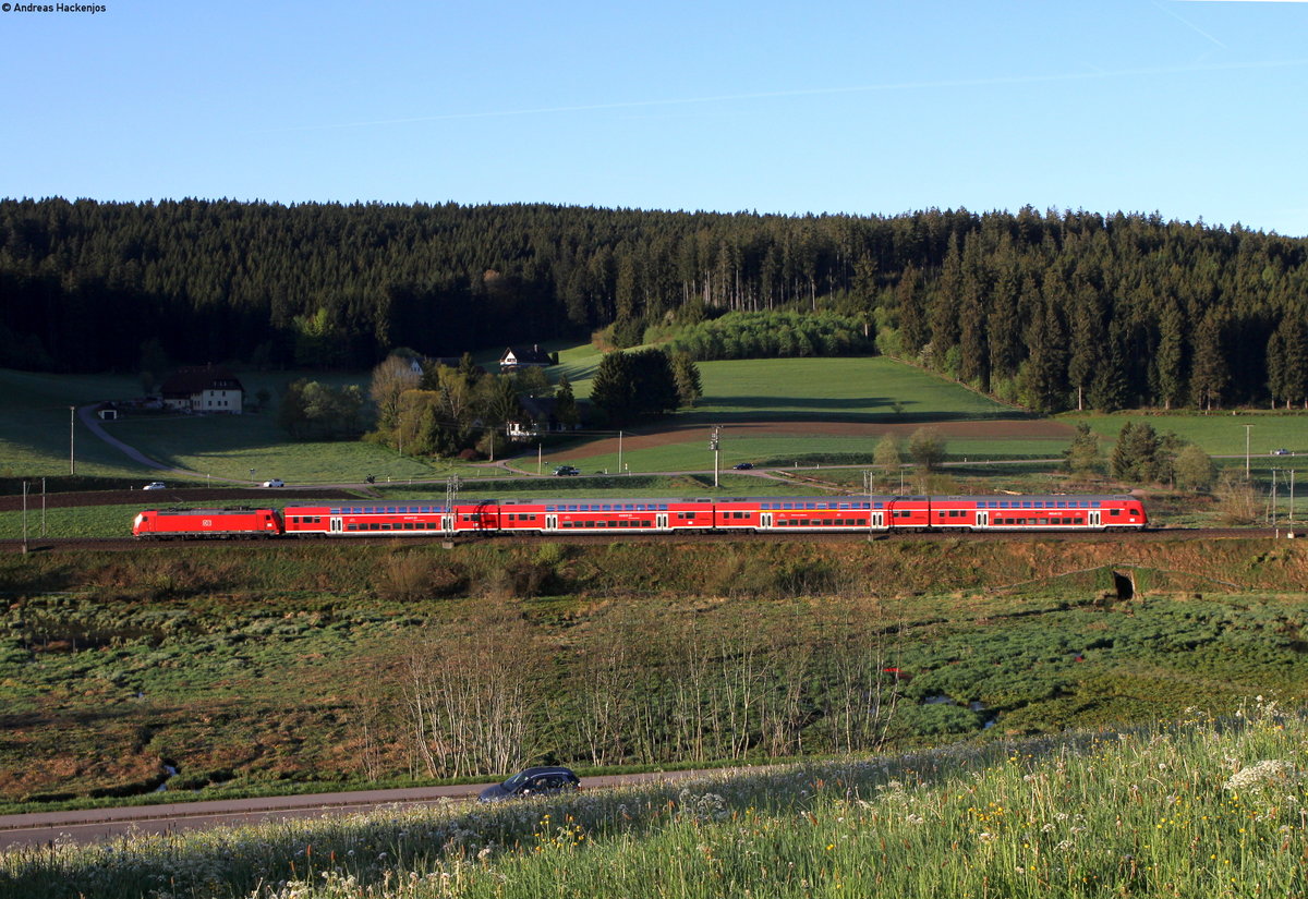 RE 4704 (Konstanz-Karlsruhe Hbf) mit Schublok 146 232-4 bei St.Georgen 16.5.17