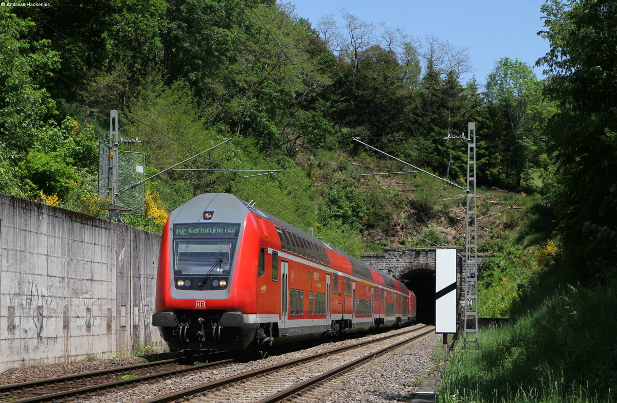 RE 4718 (Konstanz-Karlsruhe Hbf) mit Schublok 146 232-4 bei Nußbach 5.6.19