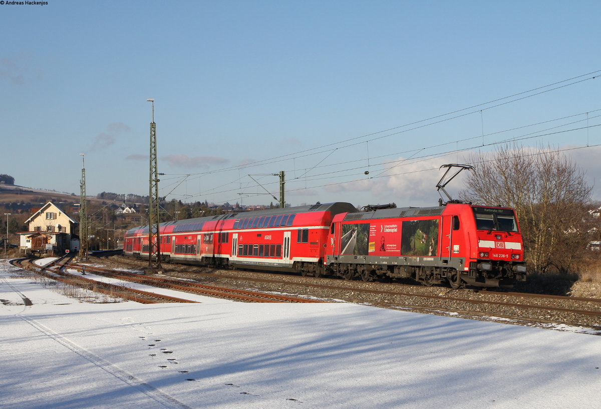 RE 4720 (Konstanz-Karlsruhe Hbf) mit Schublok 146 236-5  Triberg/Erlebnispfad  in Welschingen 3.1.17