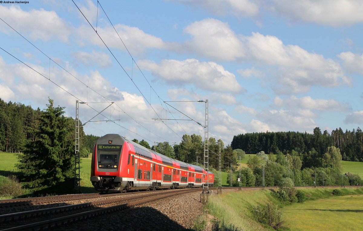 RE 4728 (Konstanz-Karlsruhe Hbf) mit Schublok 146 112-8 bei Peterzell 12.6.17