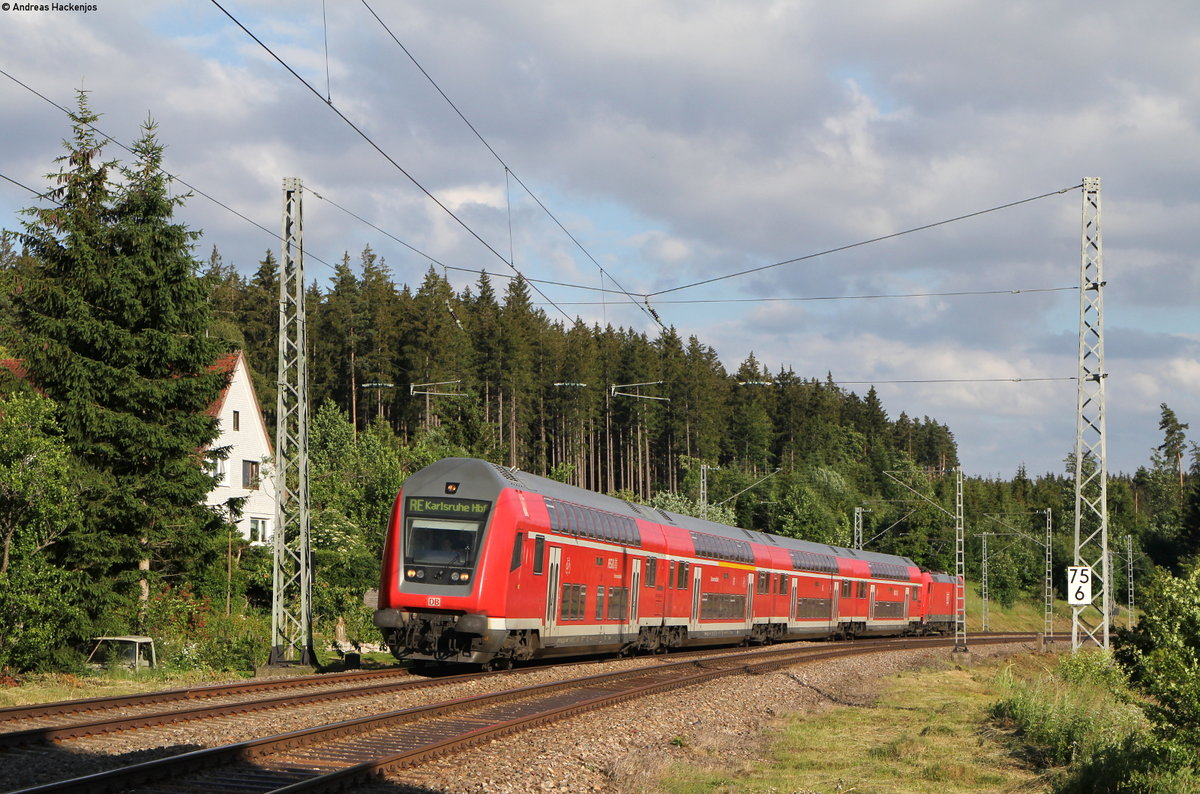 RE 4728 (Konstanz-Karlsruhe Hbf) mit Schublok 146 234-0 bei Peterzell 18.6.18