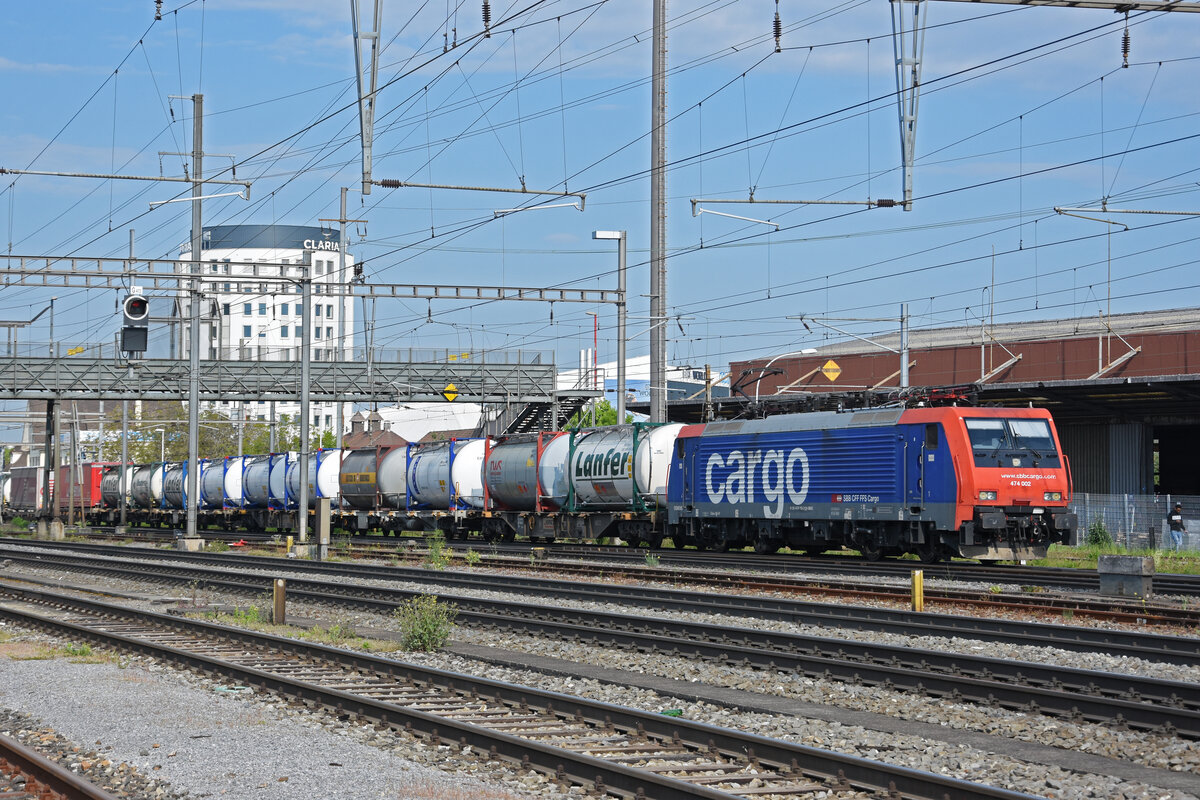 Re 474 002-3 durchfährt den Bahnhof Pratteln. Die Aufnahme stammt vom 04.05.2022.