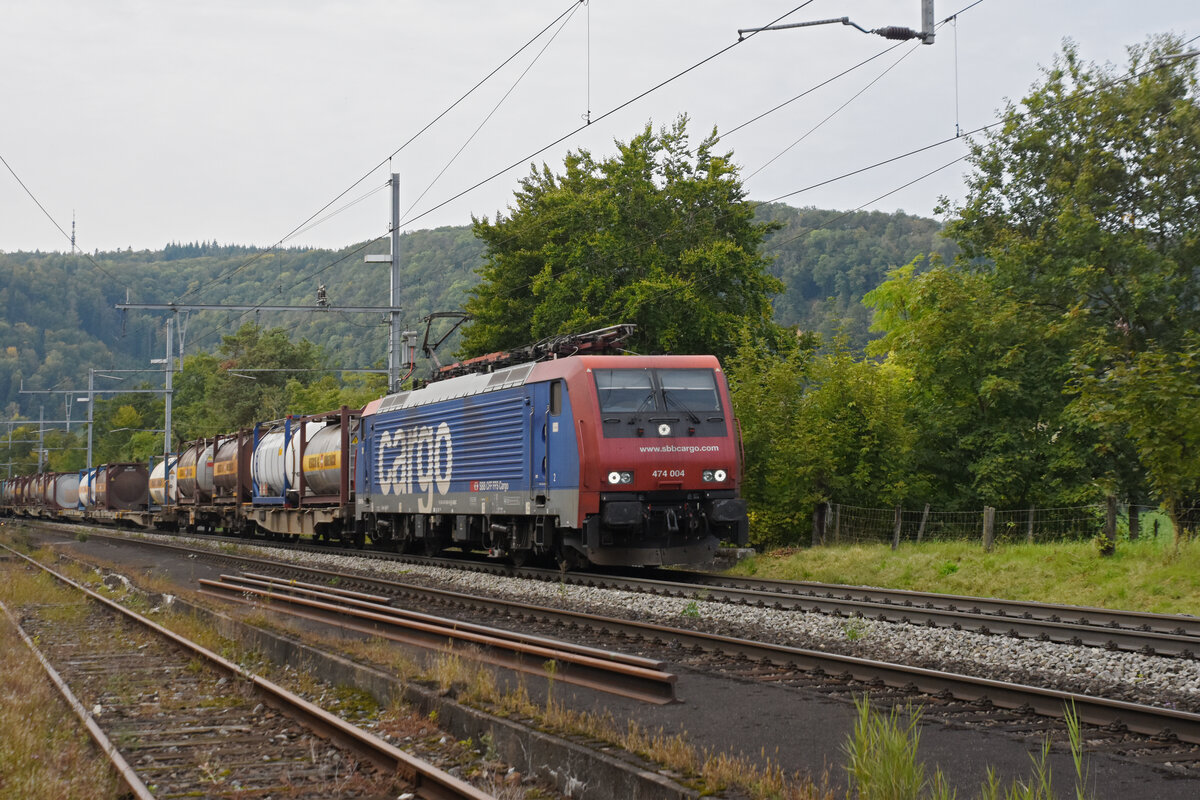 Re 474 004-9 durchfährt den Bahnhof Hornussen. Sie Aufnahme stammt vom 25.09.2021.