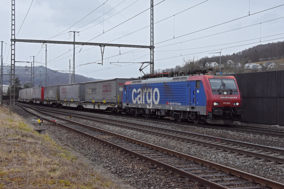 Re 474 004-9 durchfährt den Bahnhof Gelterkinden. Die Aufnahme stammt vom 01.02.2022.