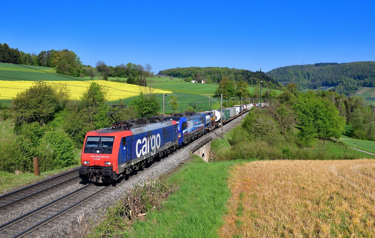 Re 474 005 + 193 518 mit einem KLV am 28.04.2022 bei Hornussen.