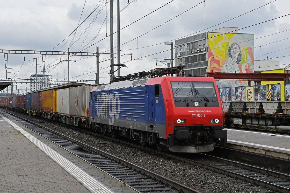 Re 474 005-6 durchfährt am 29.08.2023 den Bahnhof Pratteln.