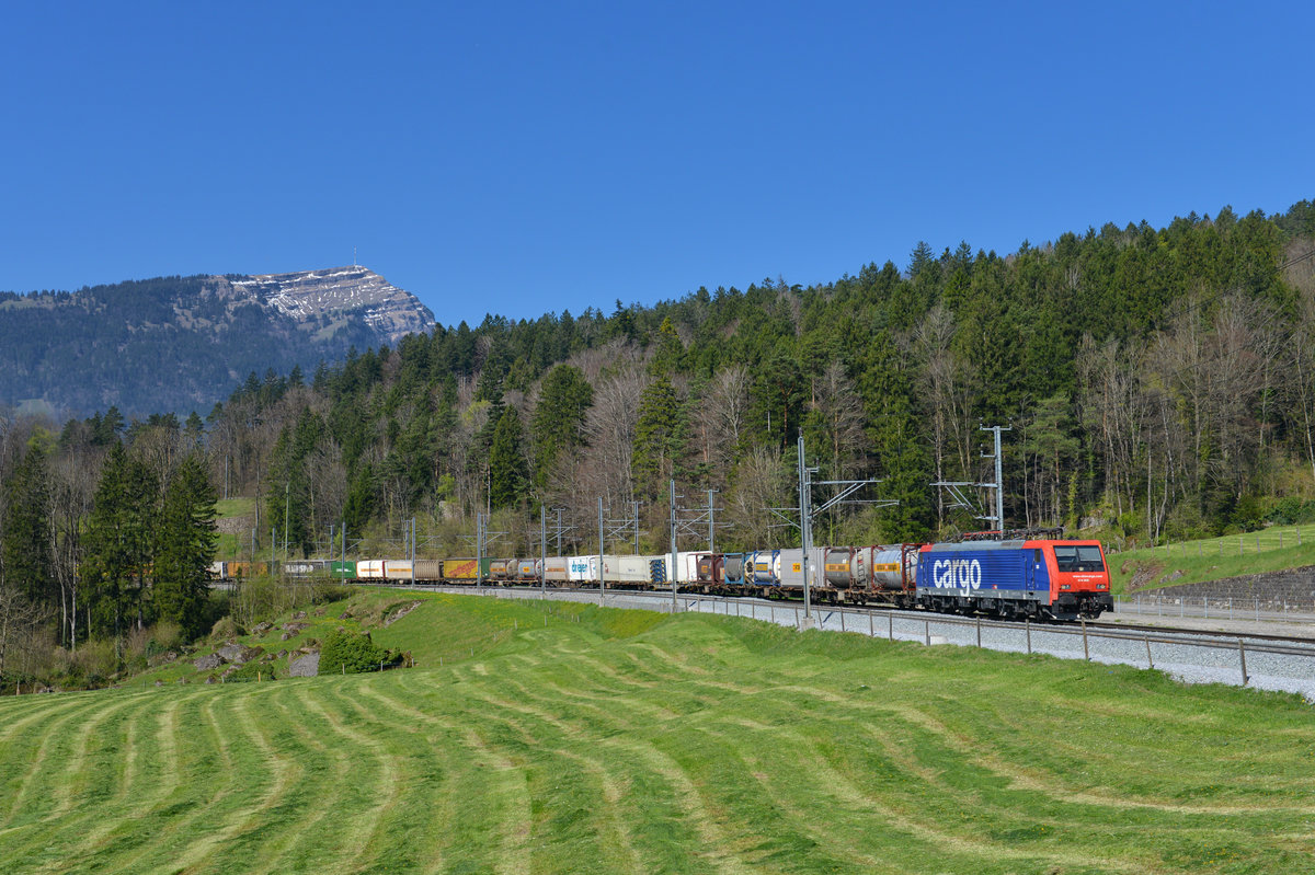 Re 474 005 mit einem KLV am 08.04.2017 bei Goldau. 