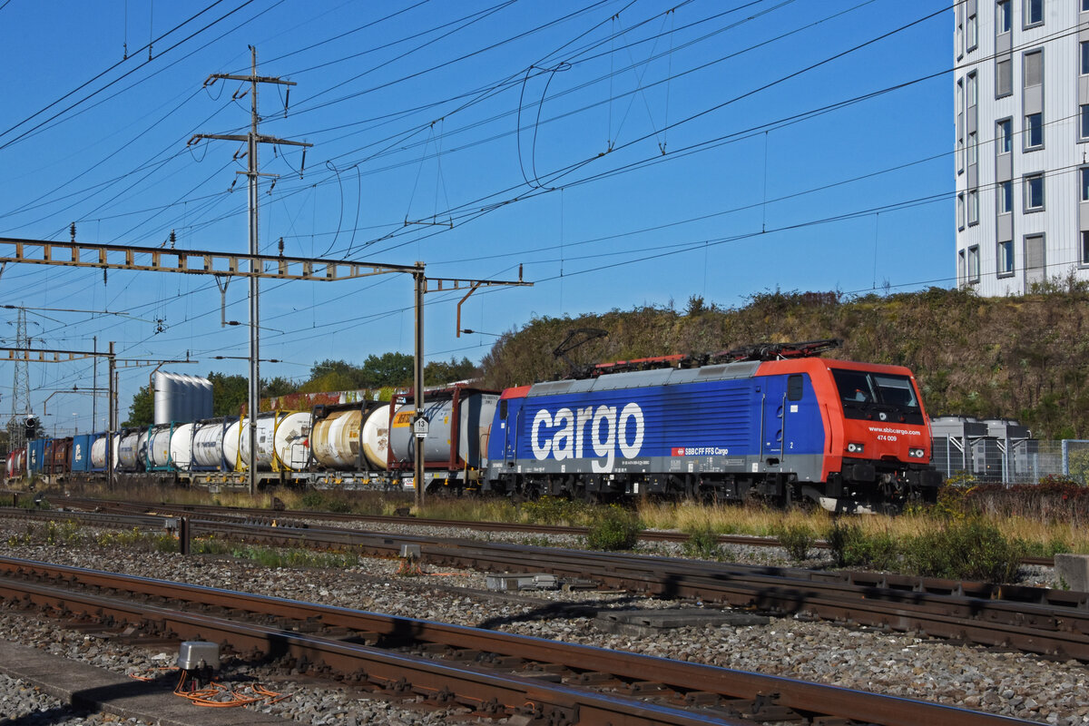 Re 474 009-8 durchfährt den Bahnhof Pratteln. Die Aufnahme stammt vom 14.10.2021.