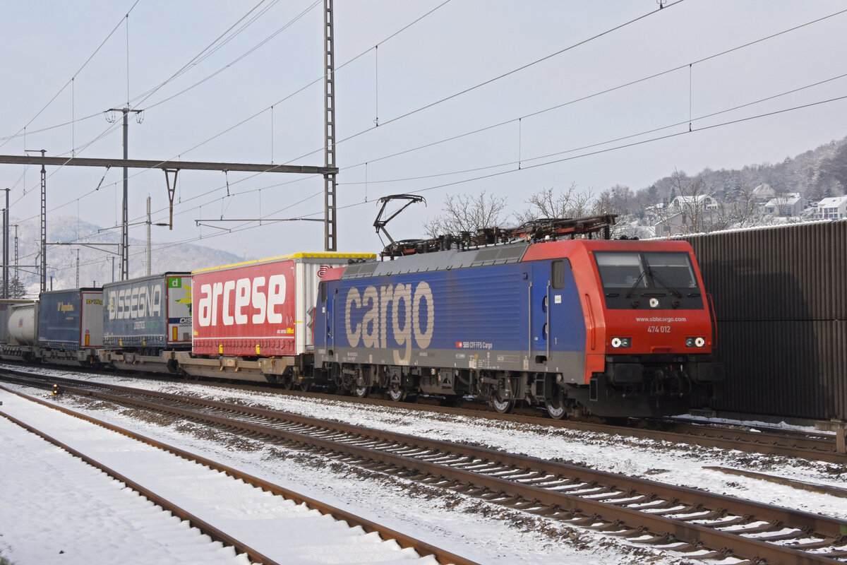 Re 474 012-2 durchfährt am 12.12.2022 den Bahnhof Gelterkinden.