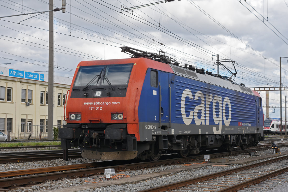Re 474 012-2 durchfährt solo den Bahnhof Pratteln. Die Aufnahme stammt vom 03.03.2020.