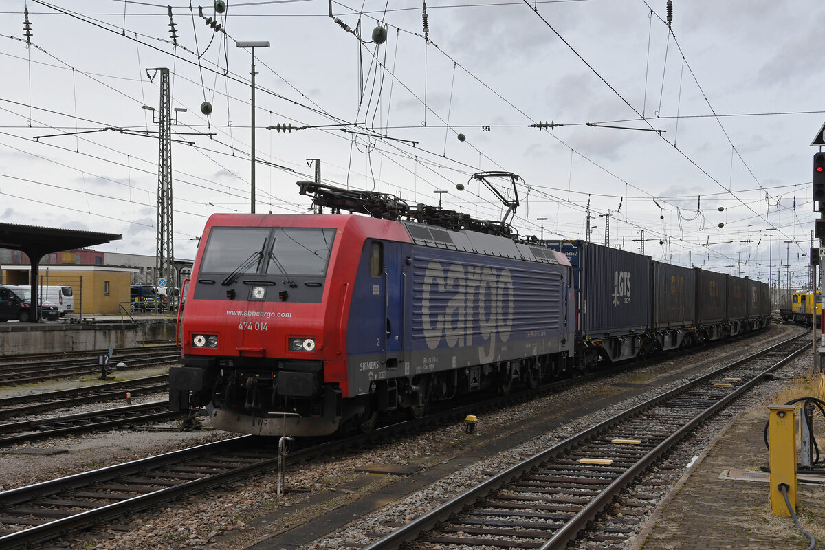 Re 474 014-8 durchfährt am 08.03.2023 den badischen Bahnhof.