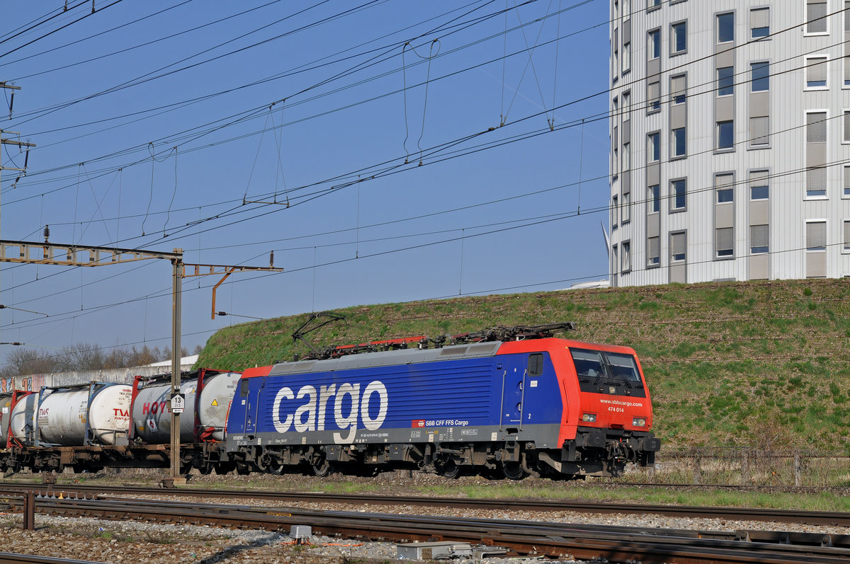 Re 474 014-8 durchfährt den Bahnhof Pratteln. Die Aufnahme stammt vom 17.03.2017.