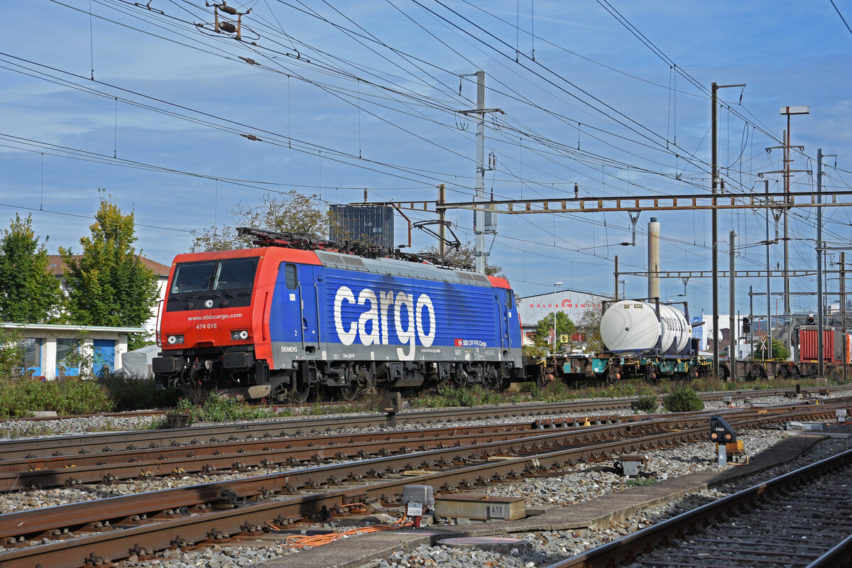 Re 474 015-5 durchfährt den Bahnhof Pratteln. Die Aufnahme stammt vom 15.10.2021.