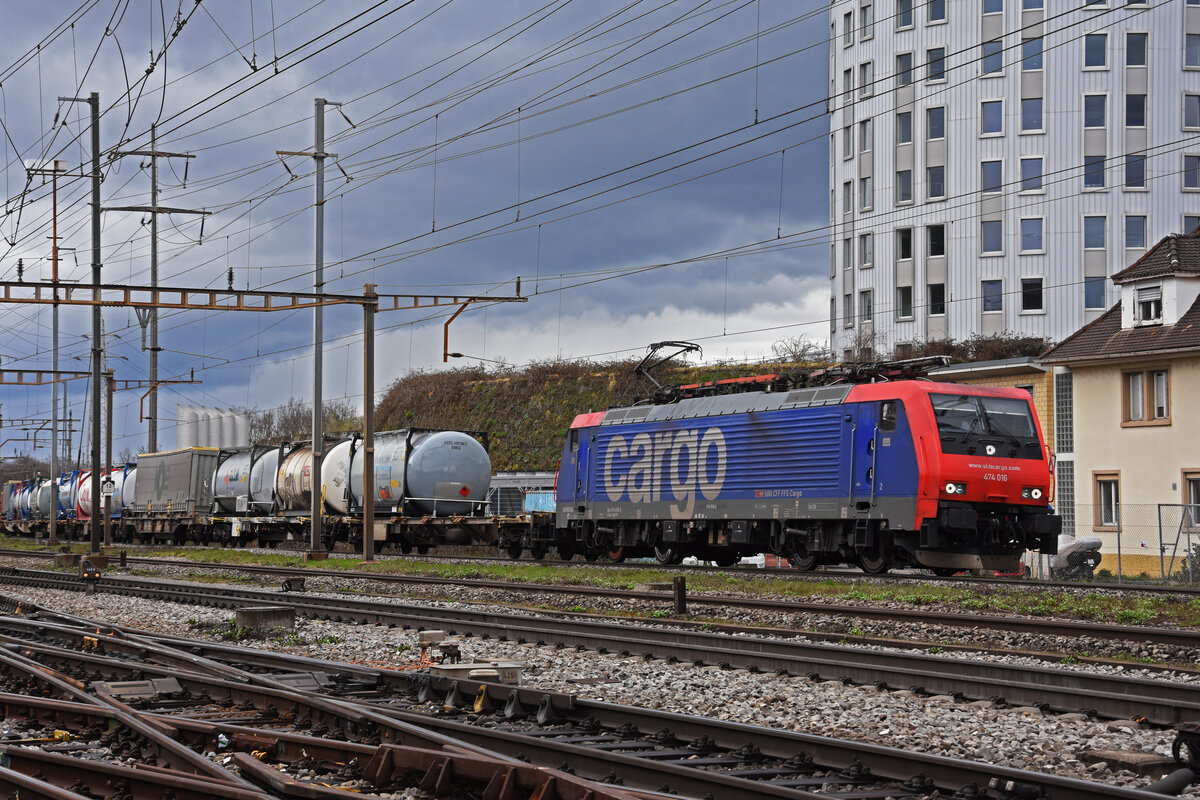 Re 474 016-3 durchfährt am 14.03.2023 den Bahnhof Pratteln.