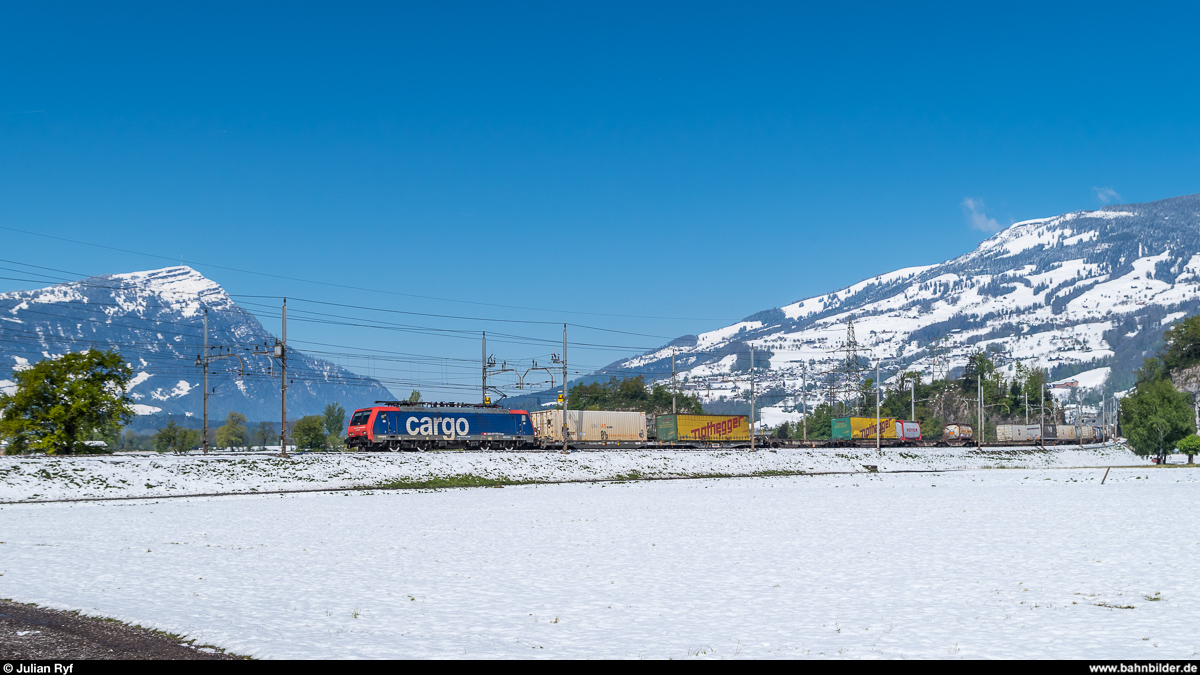 Re 474 016 fährt am 29. April 2017 mit einem UKV-Zug zwischen Steinen und Schwyz in Richtung Gotthard Basistunnel.
