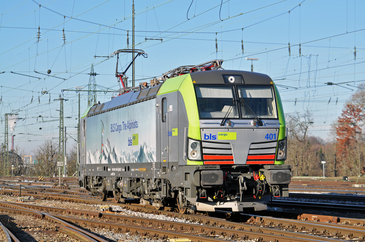 Re 475 401-6 wird beim Badischen Bahnhof abgestellt. Die Aufnahme stammt vom 01.12.2016.