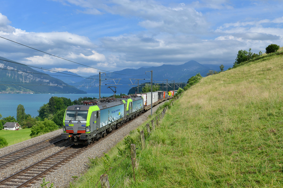 Re 475 403 + Re 475 402 mit dem Cargobeamer am 16.06.2017 bei Einigen. 
