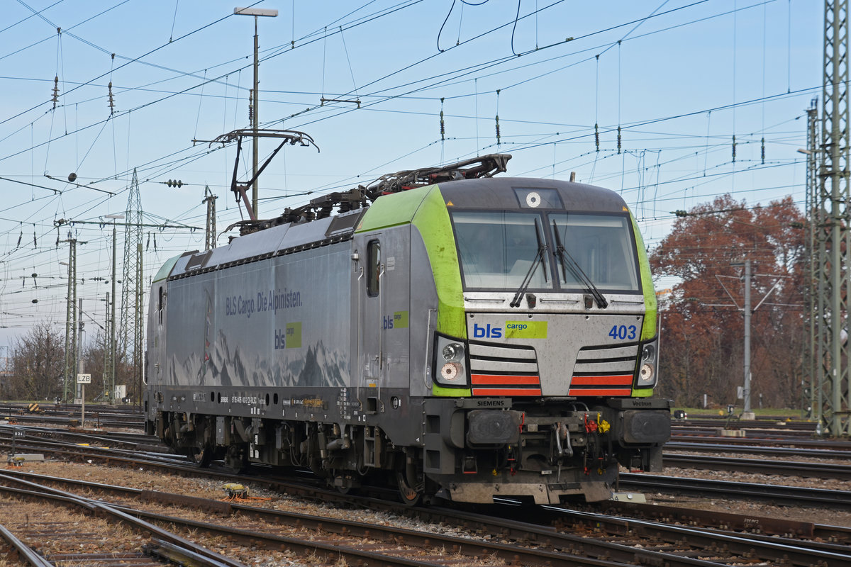 Re 475 403-2 wird in der Abstellanlage beim badischen Bahnhof abgestellt. Die Aufnahme stammt vom 23.11.2018.
