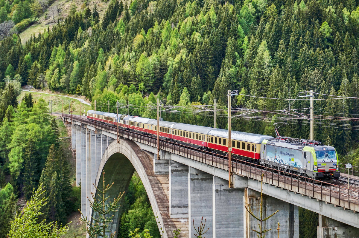 Re 475 404-0 der BLS überquert mit dem AKE-Rheingold, auf der Fahrt von Berlin Hbf nach Pörtschach am Wörthersee, die Pfaffenberg-Zwenberg-Brücke bei Penk.
Aufgenommen am 7.5.2017.