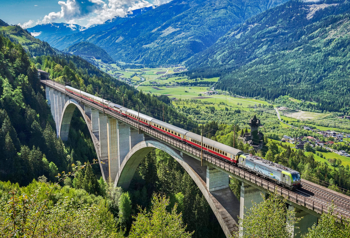 Re 475 404-0 der BLS, überquert mit dem AKE-Rheingold, auf der Fahrt von Pörtschach am Wörthersee nach Berlin Hbf, die Falkensteinbrücke bei Obervellach.
Aufgenommen am 14.5.2017.
