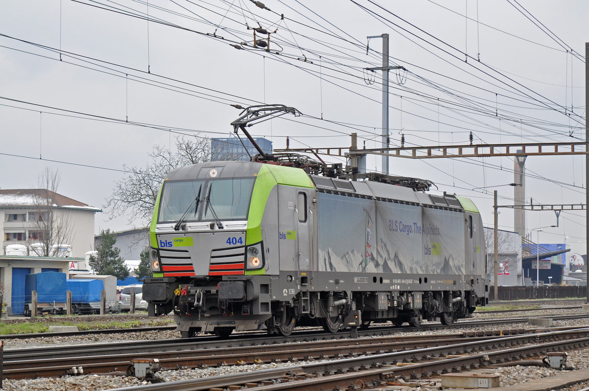 Re 475 404-0 durchfährt den Bahnhof Pratteln. Die Aufnahme stammt vom 20.03.2018.