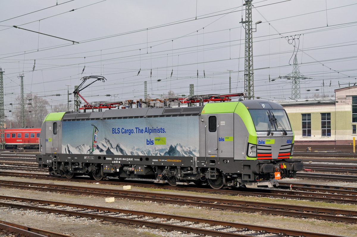 Re 475 404-0 wird beim Badischen Bahnhof aufgerüstet. Die Aufnahme stammt vom 20.12.2016.