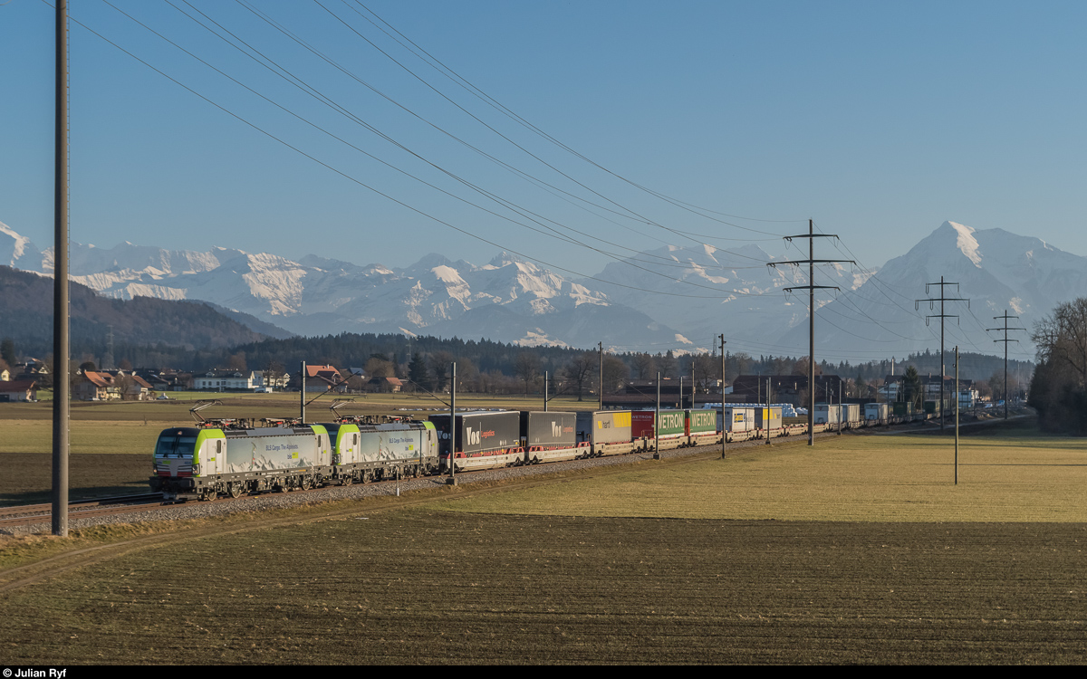 Re 475 404 und 403 mit dem CargoBeamer UKV-Zug am 15. Februar 2017 bei Kiesen.