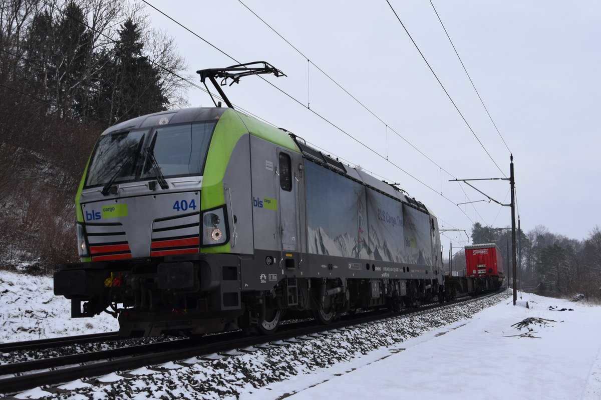Re 475 404 zieht am 03.03.2018 auf der Bözberg Südrampe bei Schinznach Dorf ihren Güterzug in Richtung Basel.