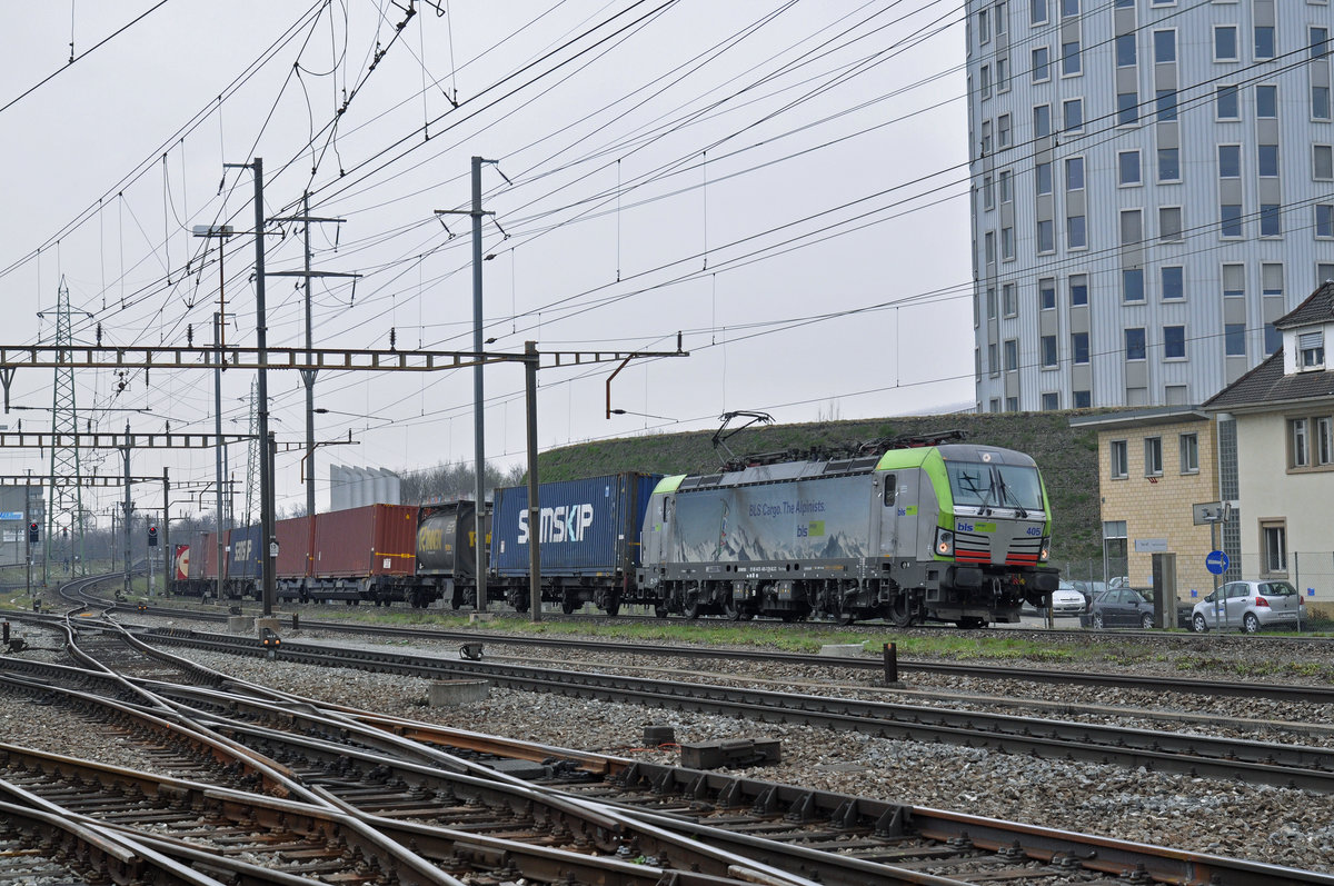 Re 475 405-7 durchfährt den Bahnhof Pratteln. Die Aufnahme stammt vom 20.03.2018.