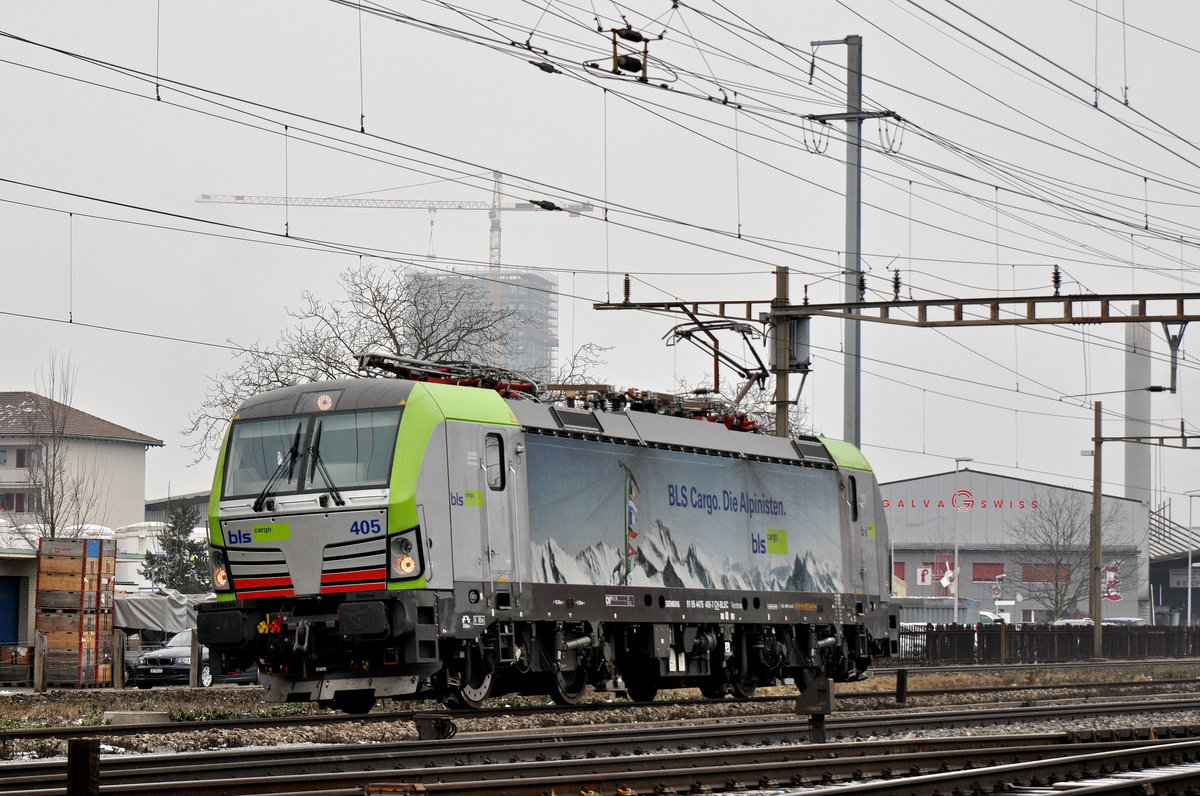 Re 475 405-7 durchfährt den Bahnhof Pratteln. Die Aufnahme stammt vom 23.01.2017.