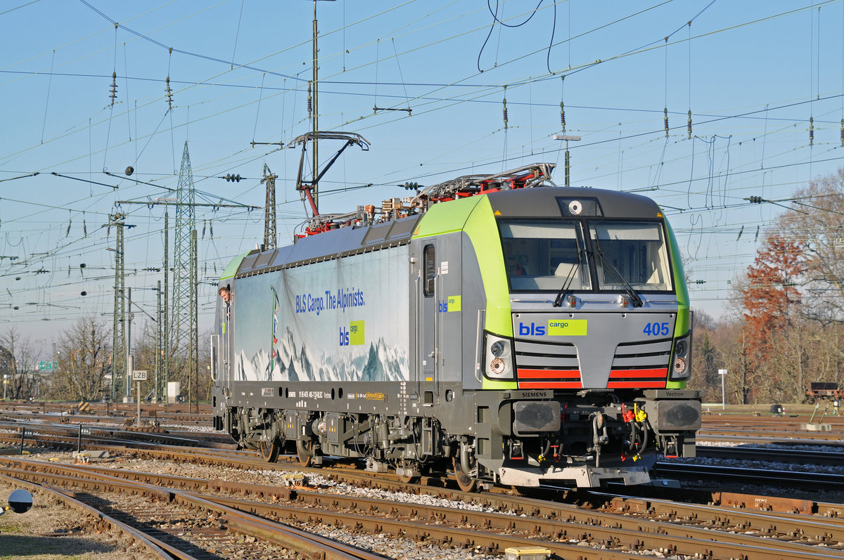 Re 475 405-7 wird beim Badischen Bahnhof abgestellt. Die Aufnahme stammt vom 01.12.2016.