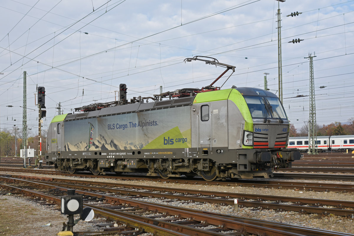 Re 475 406-5 der BLS wird in der Abstellanlage beim badischen Bahnhof abgestellt. Die Aufnahme stammt vom 20.11.2018.