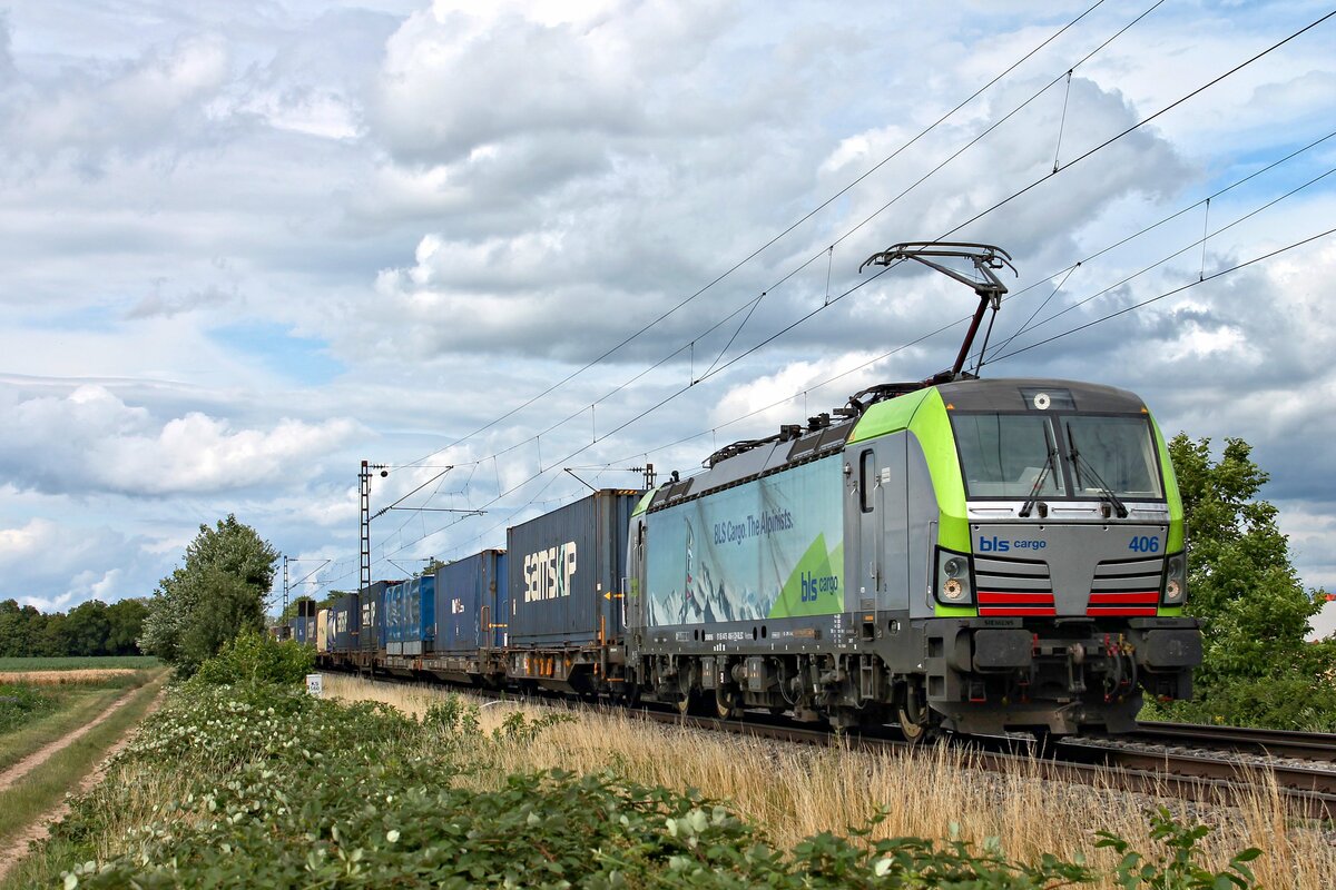 Re 475 406  BLS Cargo. The Aplinists.  mit einem Containerzug aus Rotterdam Waalhaven am 02.07.2020 südlich von Buggingen.