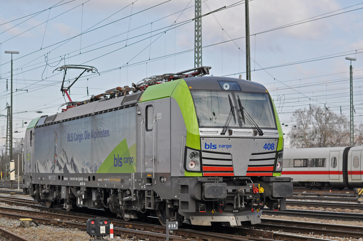 Re 475 408-1 verlässt die Abstellanlage beim Badischen Bahnhof. Die Aufnahme stammt vom 02.12.2017.