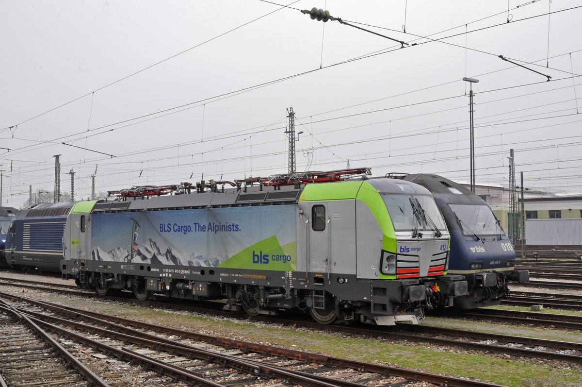Re 475 412-3 und 465 010-7 warten in der Abstellanlage beim Badischen Bahnhof auf den nächsten Einsatz. Die Aufnahme stammt vom 08.01.2018.