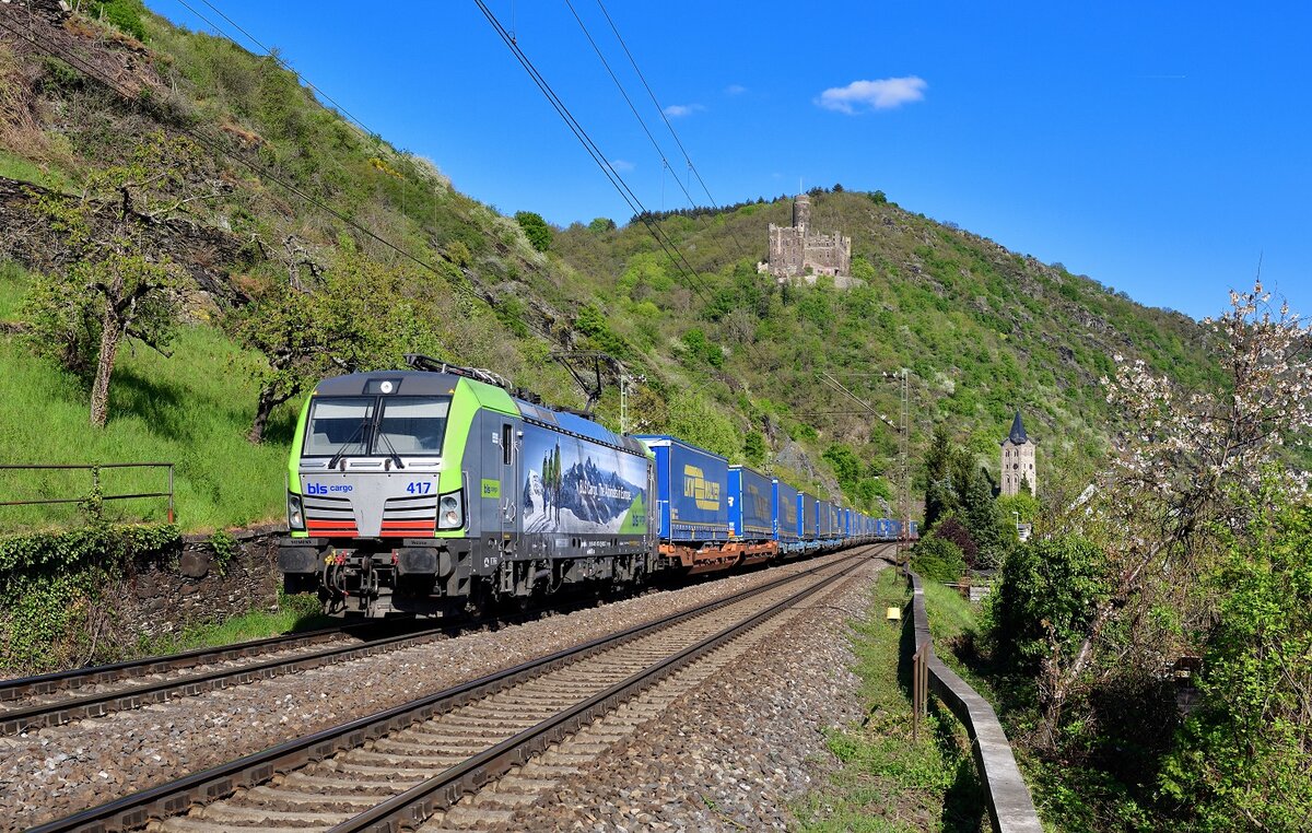 Re 475 417 mit einem KLV am 20.04.2022 bei Wellmich.