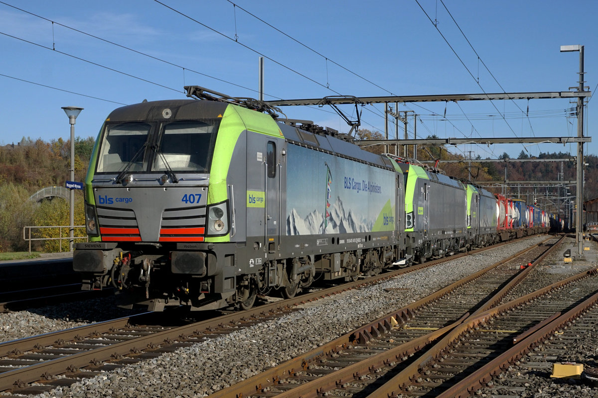 Re 475 X4E VECTRON von BLS Cargo AG.
Gleich 3 der 25 neuen Mehrsystem – Güterlokomotiven die auf dem Nord-Süd-Korridor von Belgien/Niederlande bis Italien eingesetzt werden bei Roggwil-Wynau auf der Fahrt in den Süden am 14. November 2020.
Fotostandort öffentlicher Parkplatz, Bildausschnitt Fotoshop.
Foto: Walter Ruetsch 