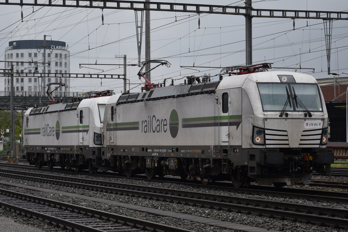 Re 476 454 und Re 476 453 der railCare fahren am 01.10.2018 gemeinsam durch den Bahnhof Pratteln.