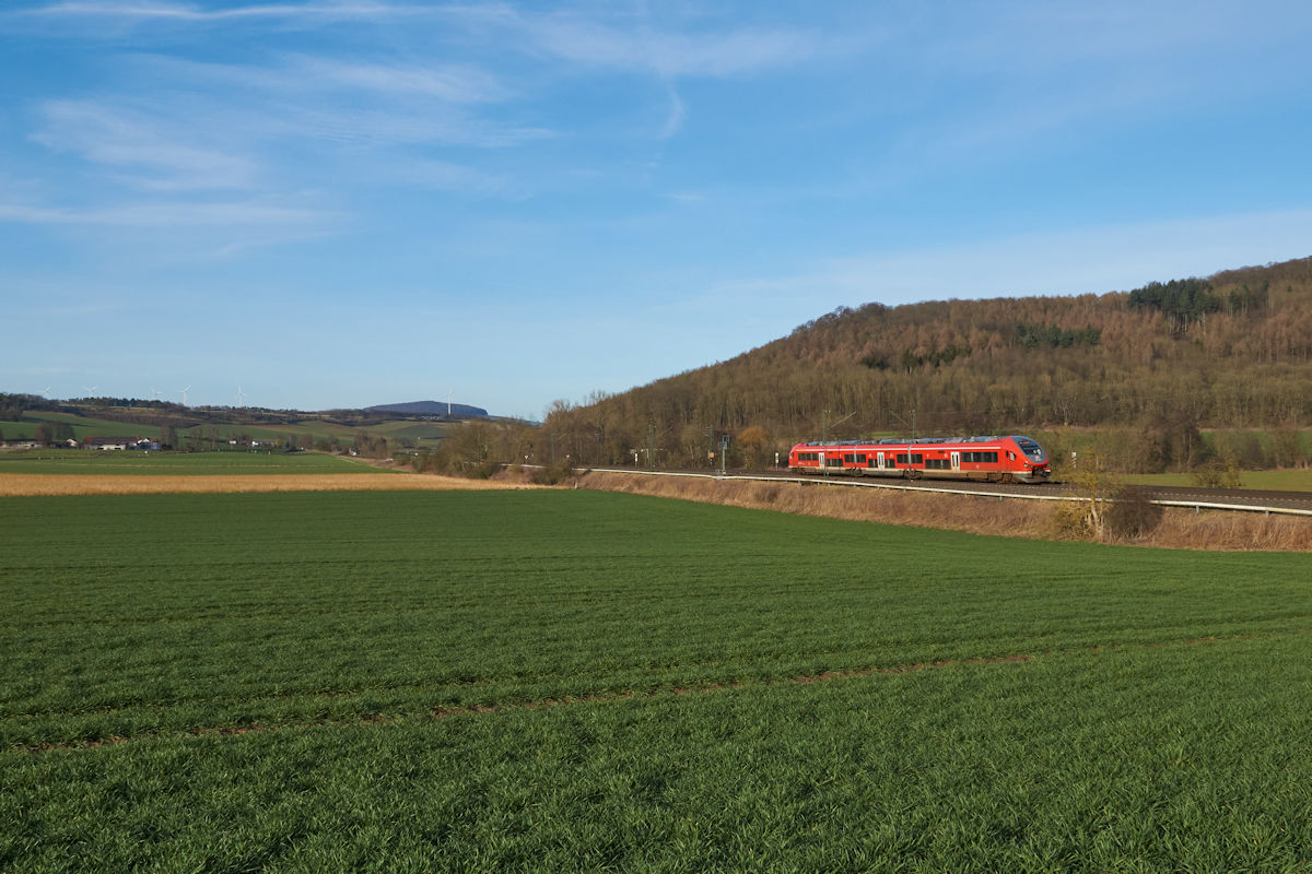 RE 4767 in Form eines unbekannten 633 fuhr am 12.02.2022 von Schwerte nach Kassel Hbf. Der Zug befand sich etwa auf halbem Weg zwischen Hofgeismar-Hümme und Hofgeismar, als der Fotograf auf den Auslöser drückte.