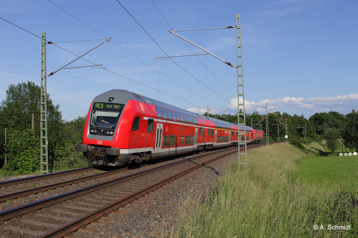 RE 4772 mit Steuerwagen voraus auf dem Weg nach Hof, mit einer Abschiedsfahrt eines Lokführers auf dieser Strecke. Zwischen Dresden und Hof. Aufgenommen am 7.6 2016 bei Oberjößnitz 