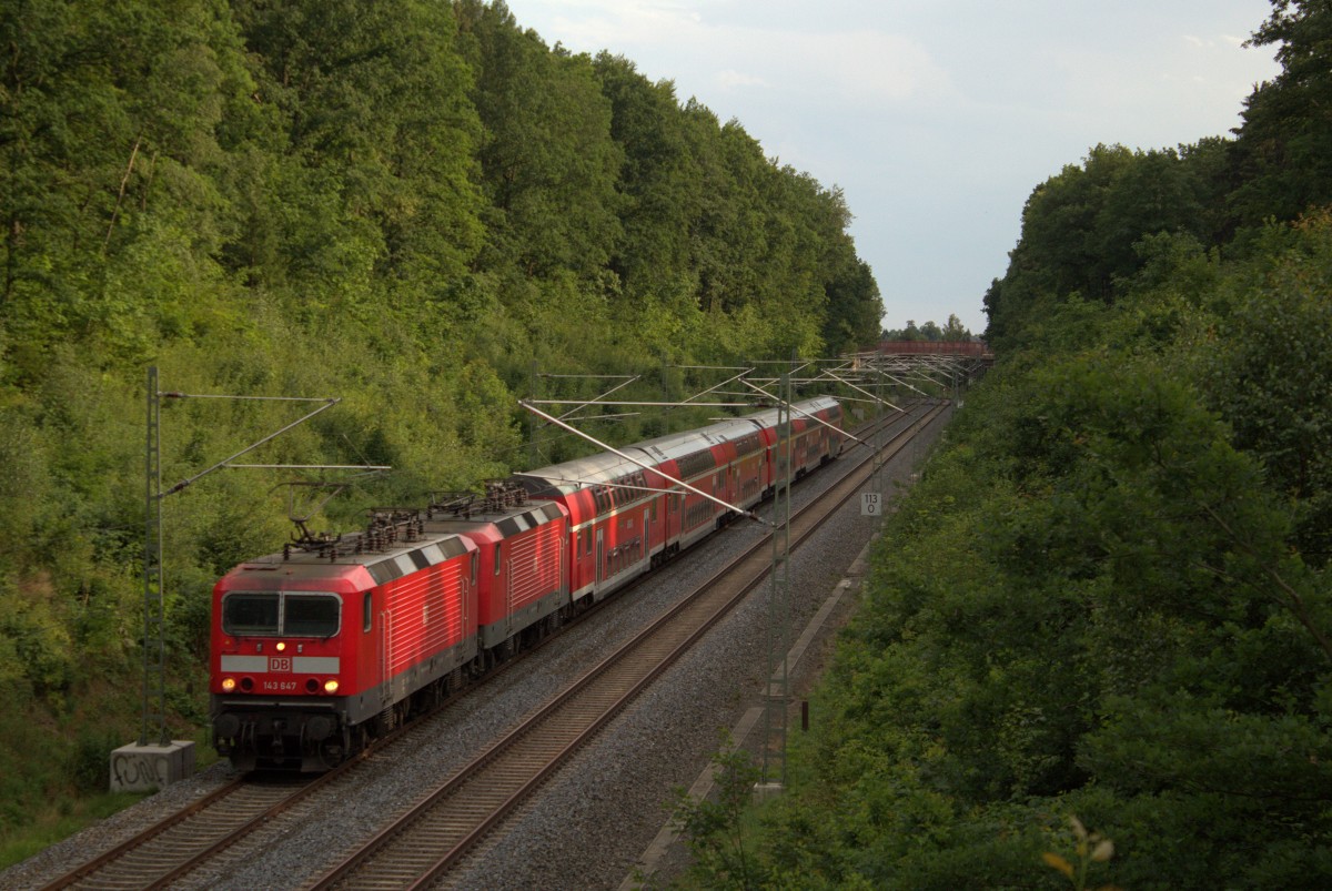 RE 4773 nach Dresden heute in doppelter Ausführung. 143 647 zieht, 143 360 läuft  kalt mit den gesamt 6 Dostos durch den Wald bei Jößnitz/Vogtl. 
