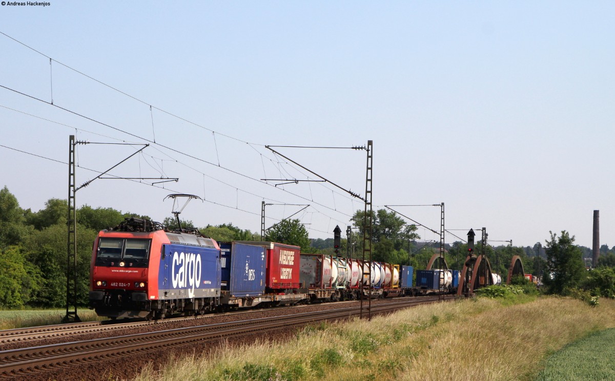 Re 480 024-7 mit einem KV Zug bei Elze 12.6.15