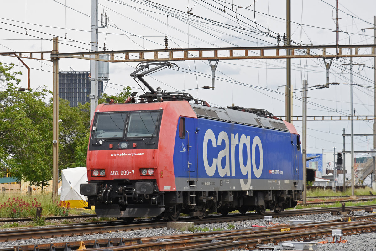 Re 482 000-7 durchfährt den Bahnhof Pratteln. Die Aufnahme stammt vom 27.05.2019.
