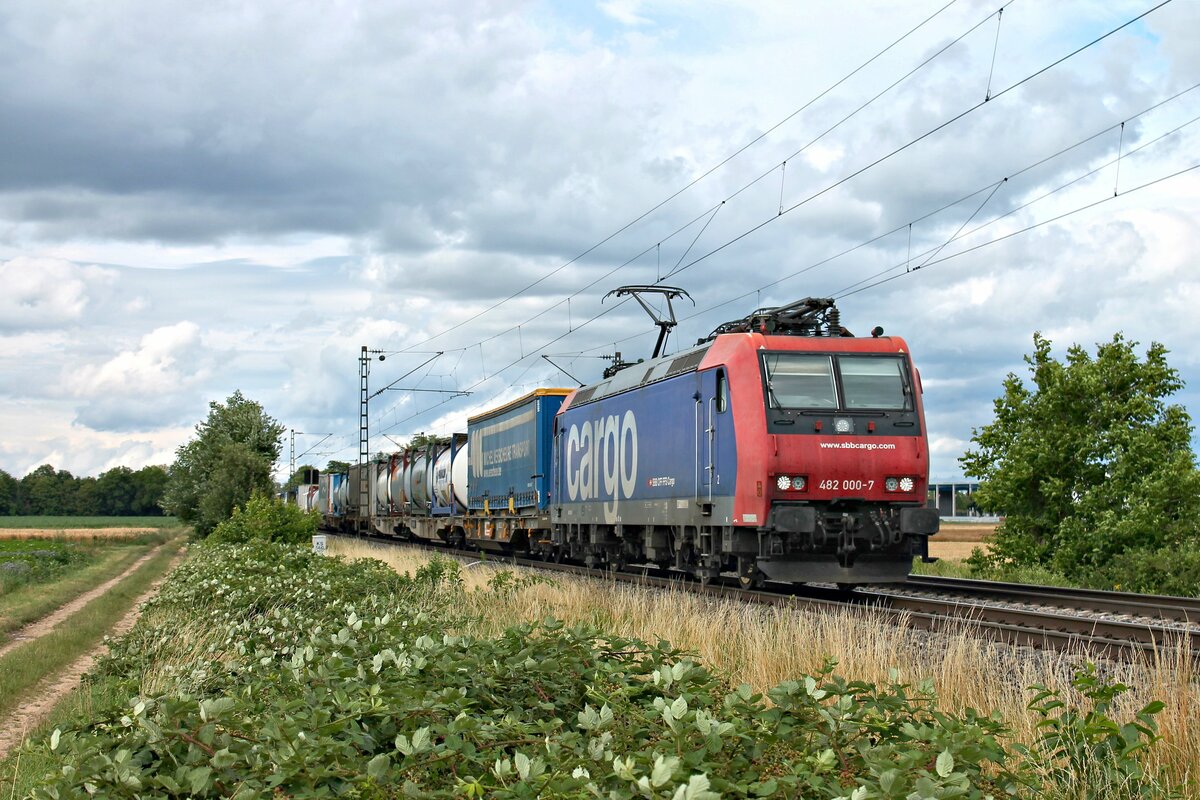 Re 482 000-7  Köln  mit einem Containerzug nach Italien am 02.07.2020 südlich von Buggingen.