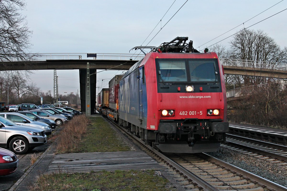 Re 482 001-5 am 03.02.2015 mit einem Containerzug bei der Durchfahrt in Orschweier gen Schweizer Grenze.